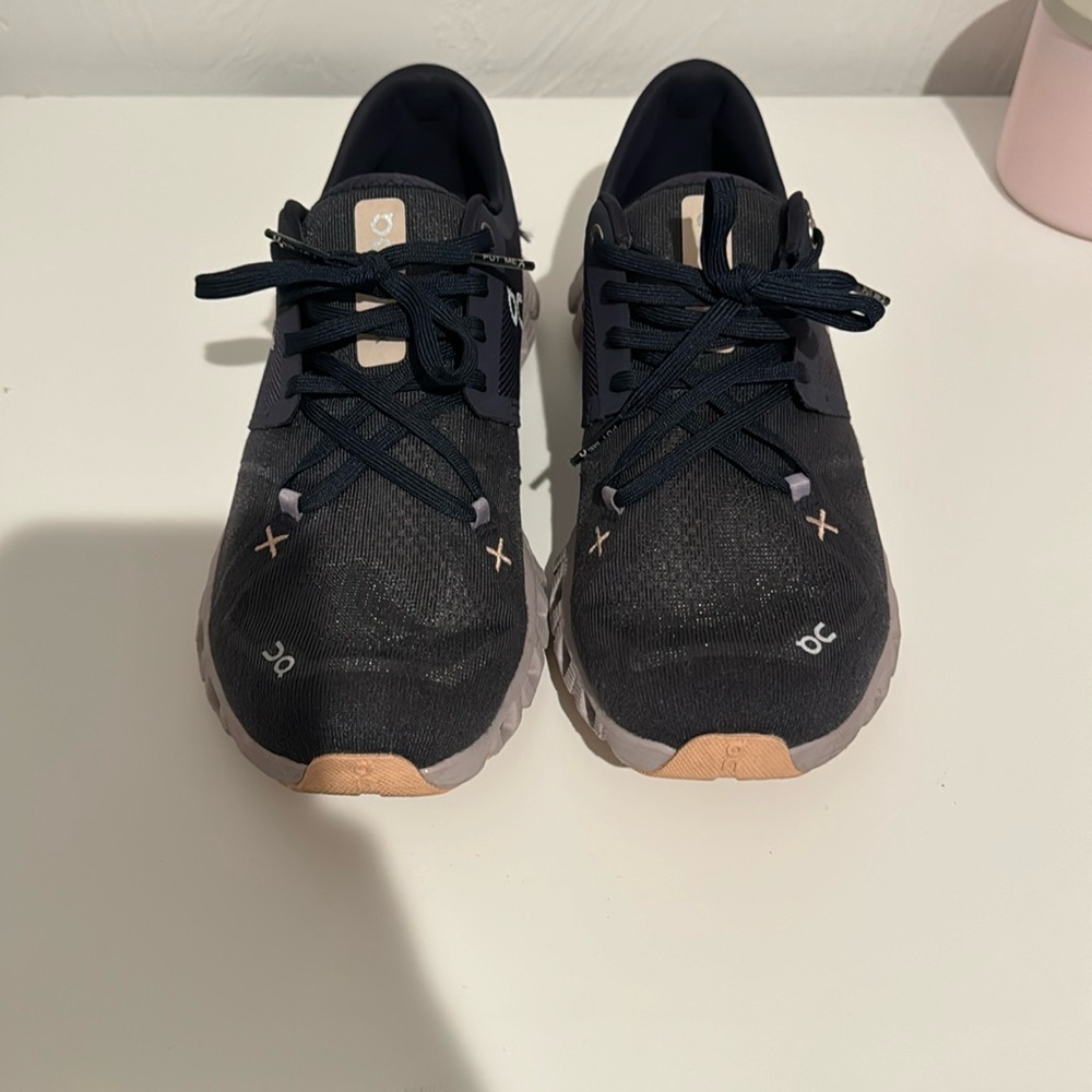 Size 9 women’s on cloud cloud swift sneakers navy/purple/peach
